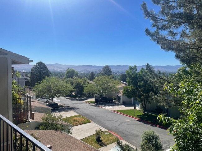 Building Photo - Cute 3 Bedroom Townhome close to UNR