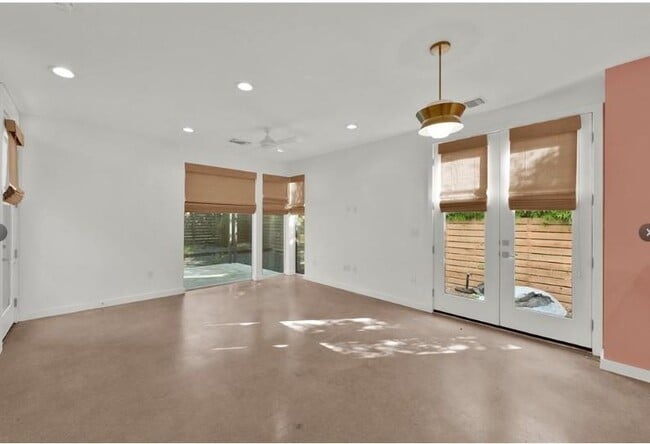 Building Photo - 203 E 46th St