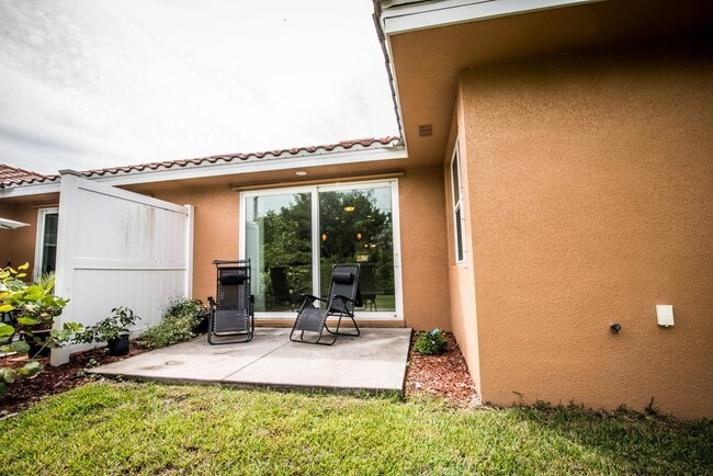 Building Photo - Burnt Store Isles duplex