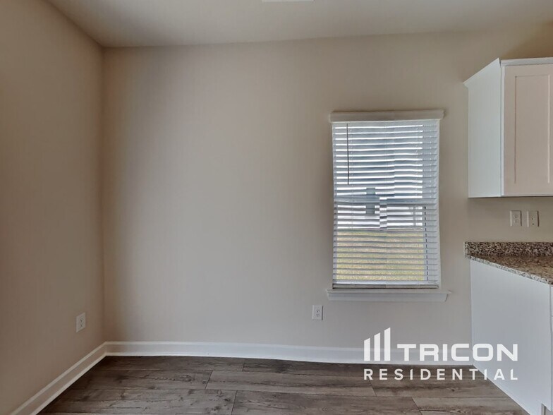 Building Photo - 3326 Quintana Dr