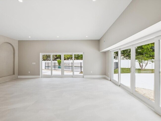 Building Photo - 456 Gardenia St