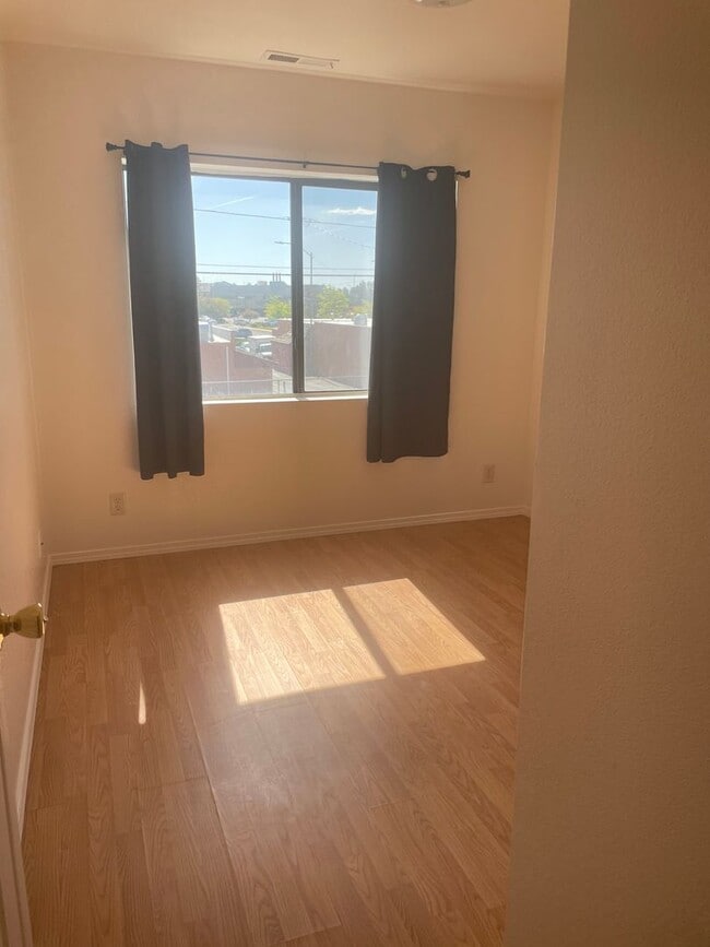 Building Photo - 3 Bedroom 2.5 bath rental Available