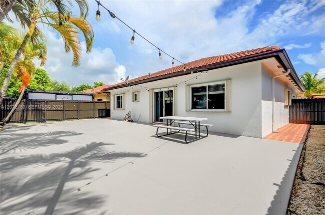Building Photo - 15548 SW 19th Ln