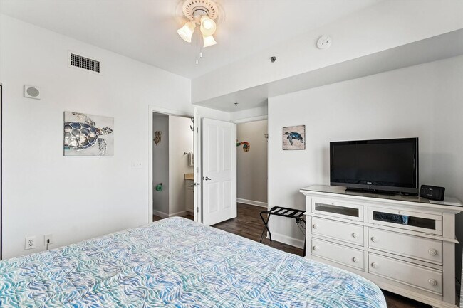 Building Photo - 9896 S Thomas Dr