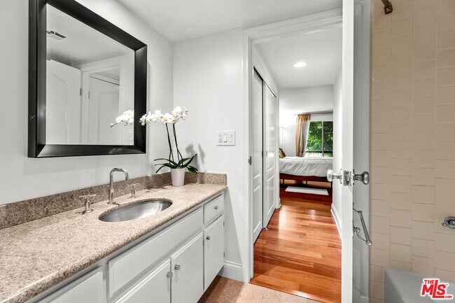 Building Photo - 851 Kings Rd
