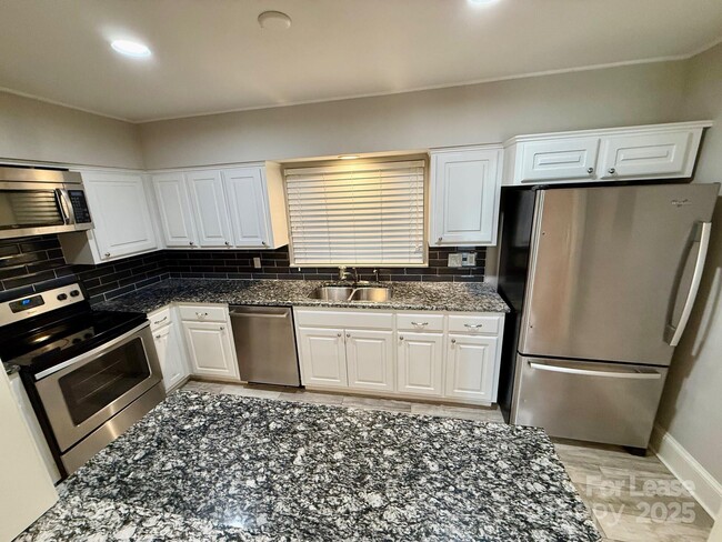 Building Photo - 1425 Montford Dr