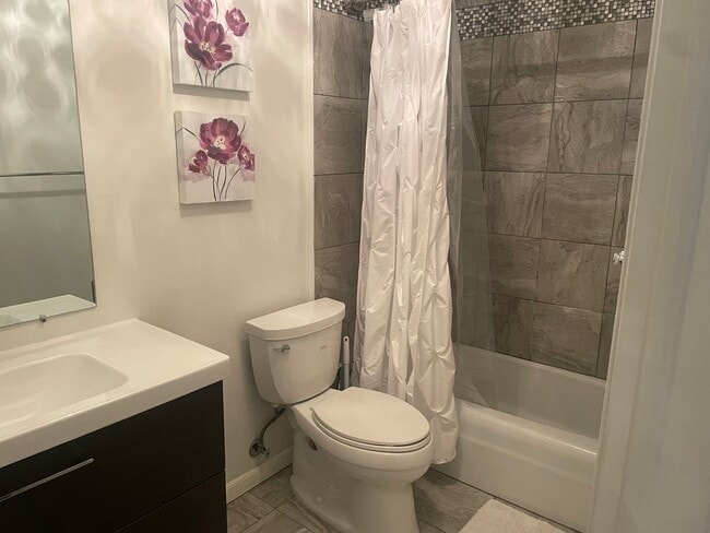 Building Photo - 2 bedroom 1 bath close to 23 **Immediate occupancy**