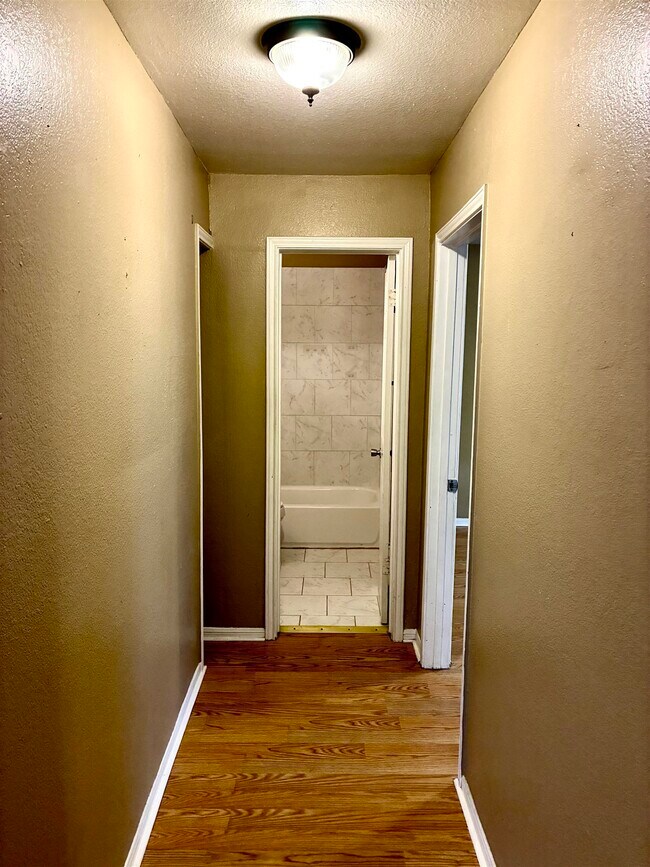 Building Photo - 800 S Vandeveer St