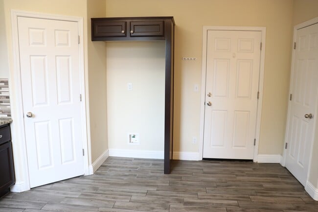 Building Photo - 864 Pinewood Ave
