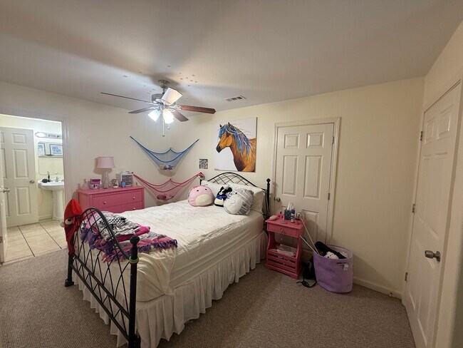 Building Photo - 300 SW Bordeaux Ct