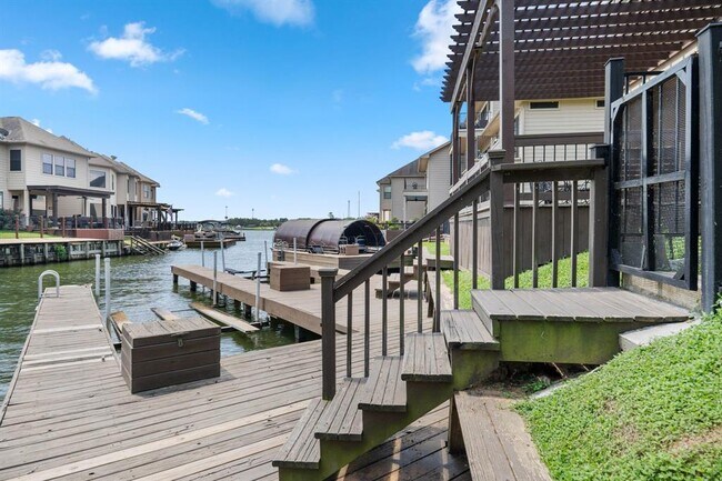 Building Photo - 360 Old Aqua Landing W