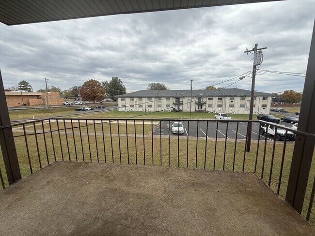 Building Photo - 2 Bedroom Unit was recently renovated. Liv...