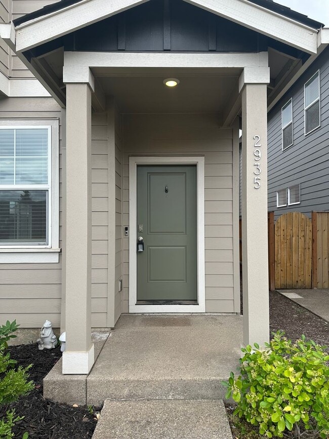 Building Photo - Newer 4 bedroom 2.5 bathroom house!