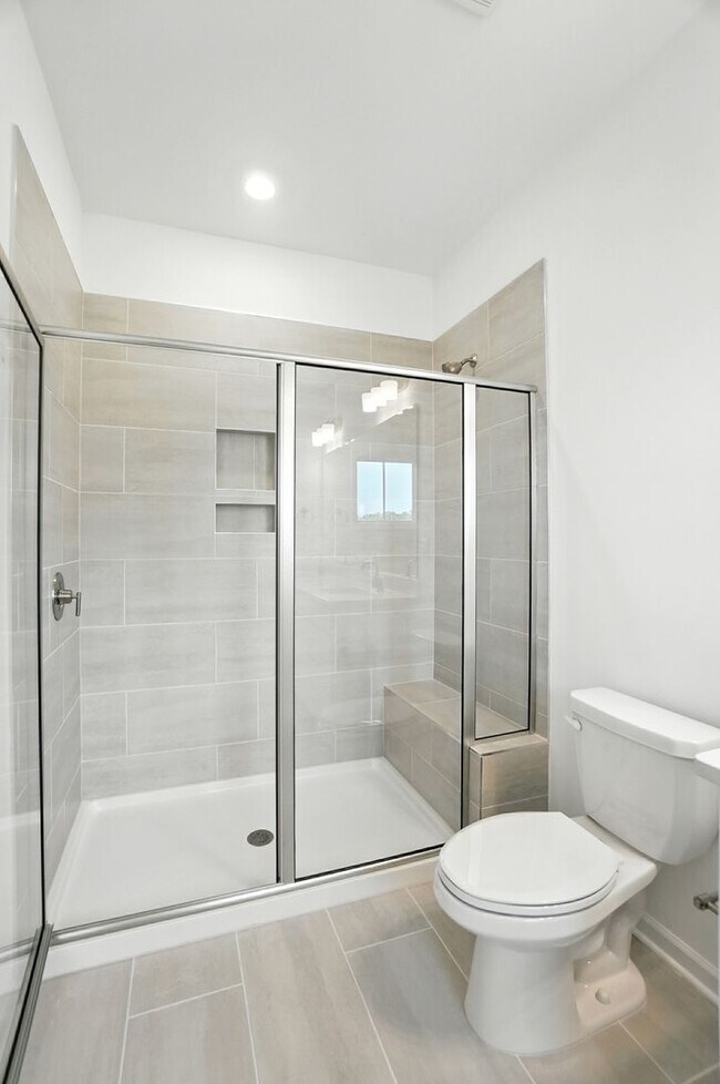 Building Photo - Brand-new three-story townhome in the Univ...