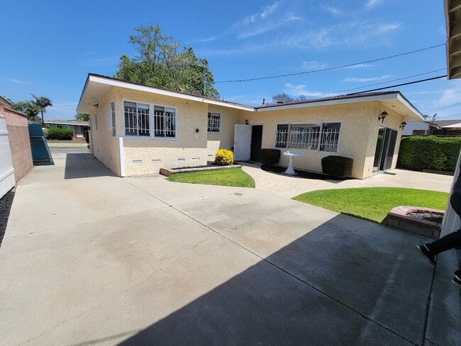Building Photo - SPACIOUS 3BD/2BA WITH GARAGE, LAUNDRY AND ...