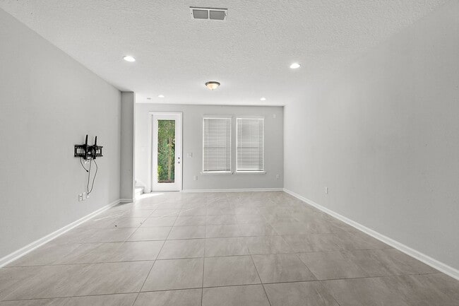 Building Photo - Contemporary Townhouse in East Village!