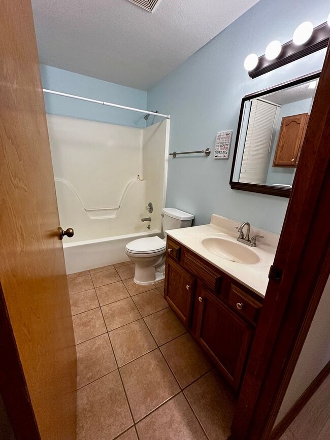 Building Photo - 3 Bedroom Home with Workshop in Boonville