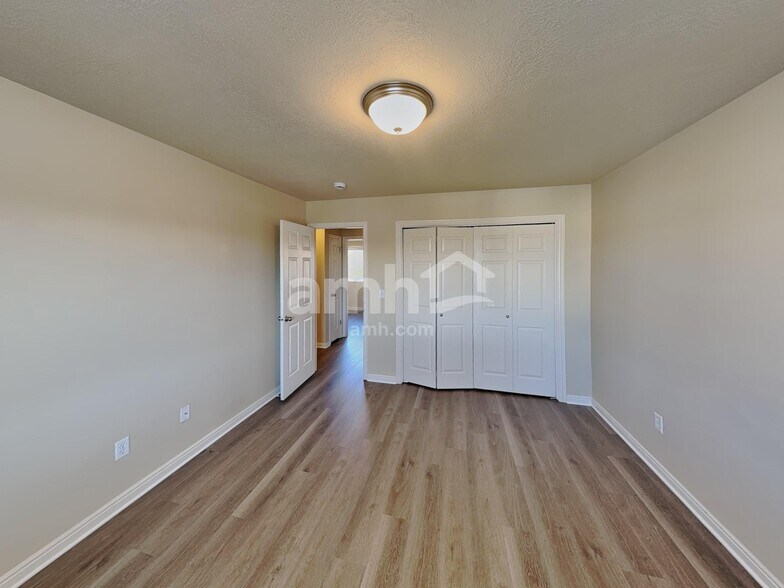 Building Photo - 1169 N Orchard Ave