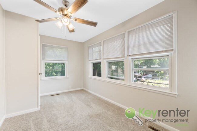 Building Photo - 3 Bed 1 Bath In Quiet Neighborhood