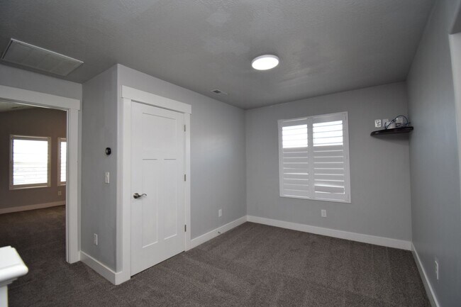 Building Photo - Spacious and Bright 5 Bed 3.5 Bath in Riverton!!