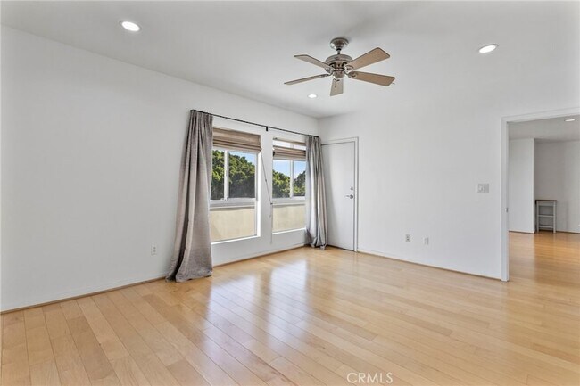 Building Photo - 159 W Green St