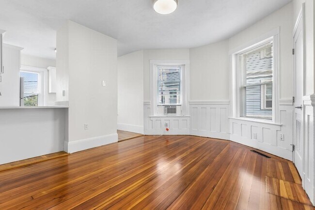 Building Photo - 305 Medford St