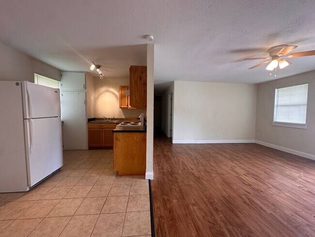 Building Photo - 2 bedroom 1 bath Duplex | Full Size Laundry Connections | Wood Floors