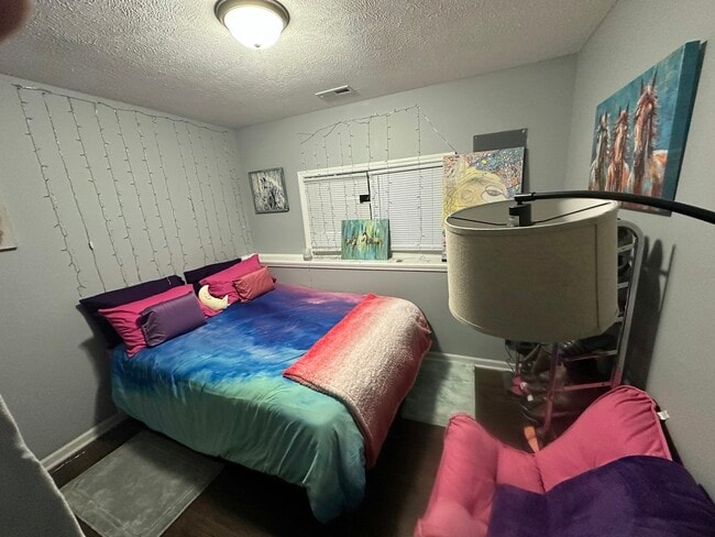 Building Photo - 250 Parktrail Rd