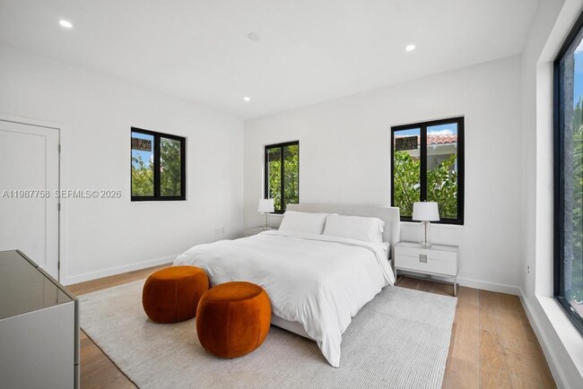 Building Photo - 5661 Pine Tree Dr