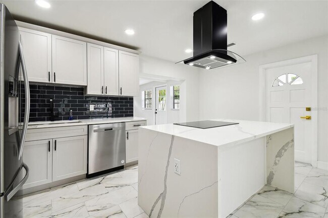 Building Photo - 4910 N Darby Ave