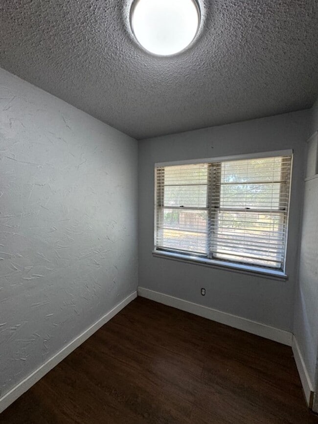 Building Photo - 3 bed 1.5 baths in Bethany!