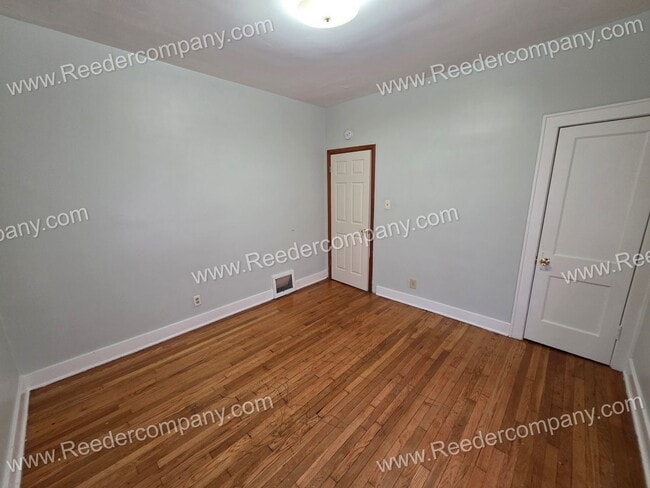 Building Photo - 2 bedroom 1 bathroom house
