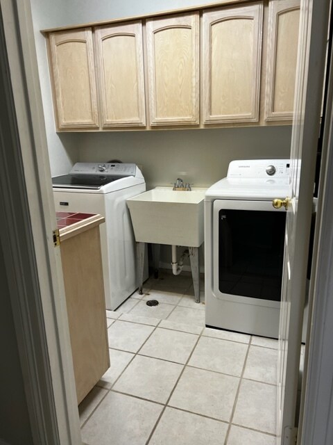 Laundry Room w/ Appliances - 201 San Saba St