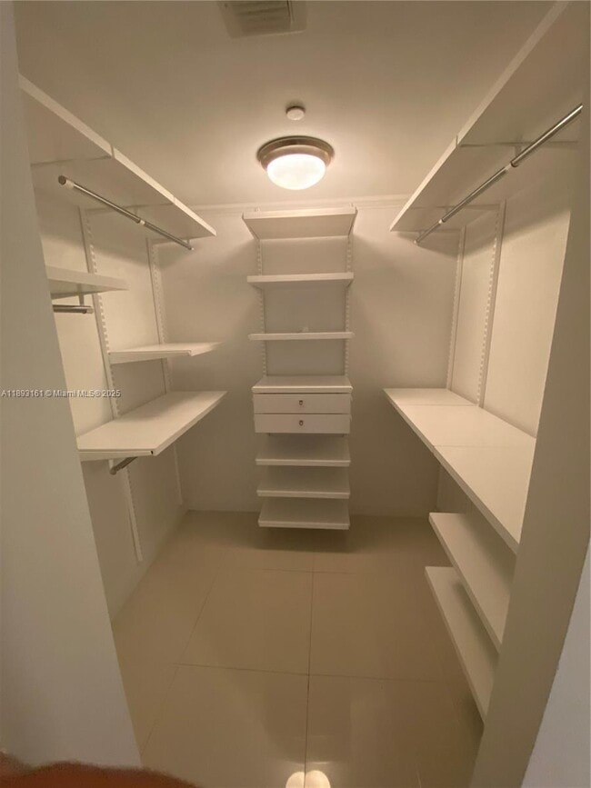 Building Photo - 9940 W Bay Harbor Dr