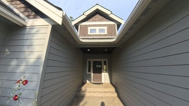 Building Photo - 6892 Baudelaire
