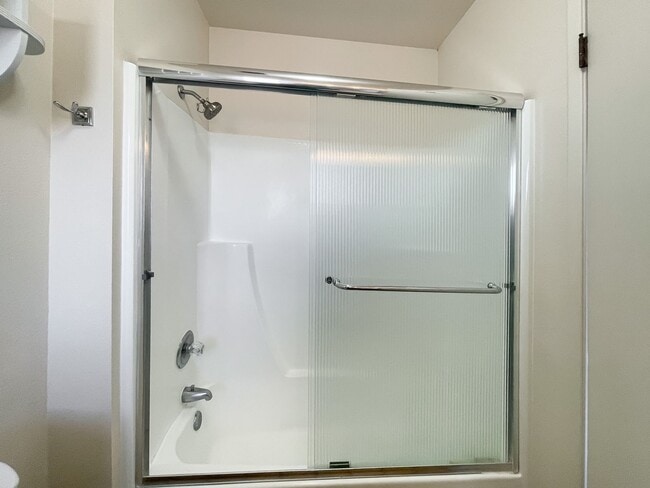 Building Photo - 2 Bedroom 2 Bath Condo in Pacific Grove