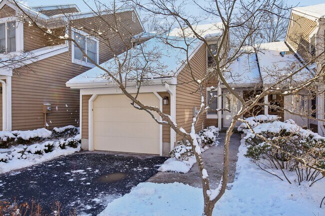 Building Photo - 13 Eton Ct