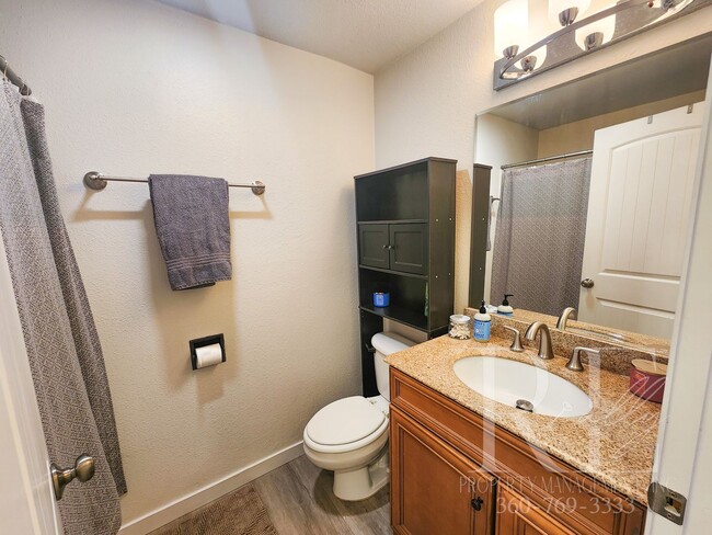 Building Photo - Rambler with Fantastic Covered Deck & Community Pool