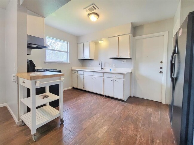 Building Photo - Charming 3-Bed, 1.5-Bath Home in Austin!