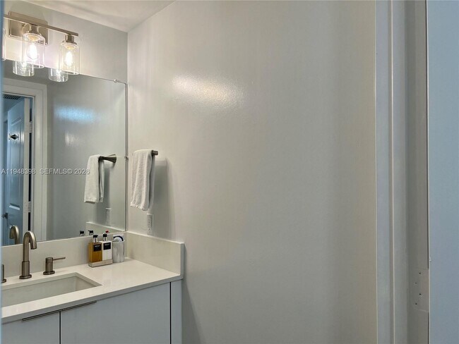 Building Photo - 2681 N Flamingo Rd