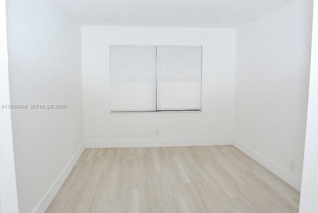 Building Photo - 1100 SW 4th Ave