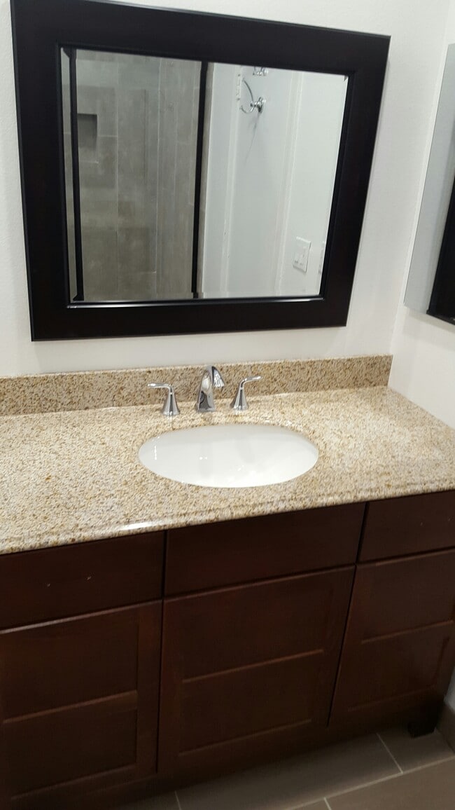 Building Photo - 1830 Kelton Ave