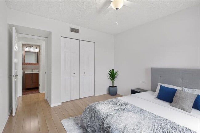 Building Photo - 130 Cypress Club Dr