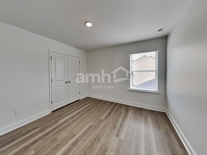 Building Photo - 116 Punderson Dr