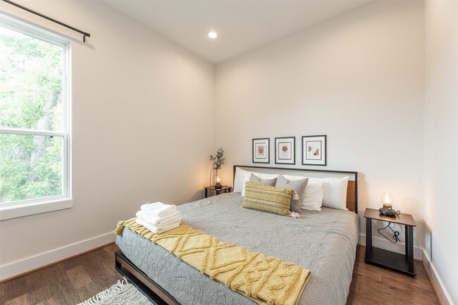 Building Photo - 605 Middle St