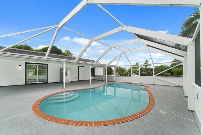 Building Photo - 1575 SW Fresno Rd