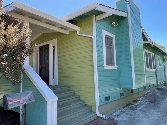 Primary Photo - Great West Side Location!!