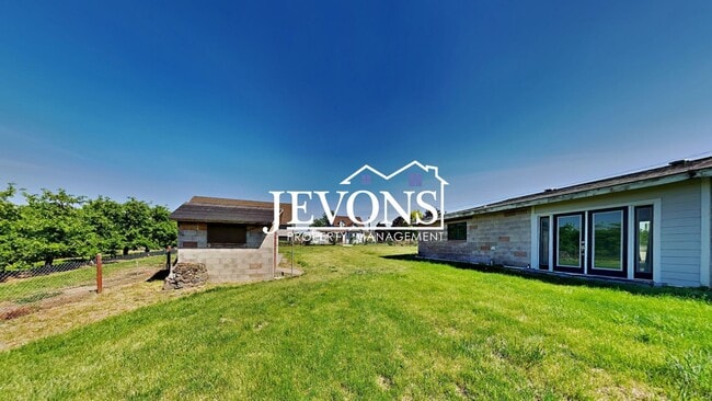 Building Photo - Inviting 2-bedroom with a fully fenced lar...