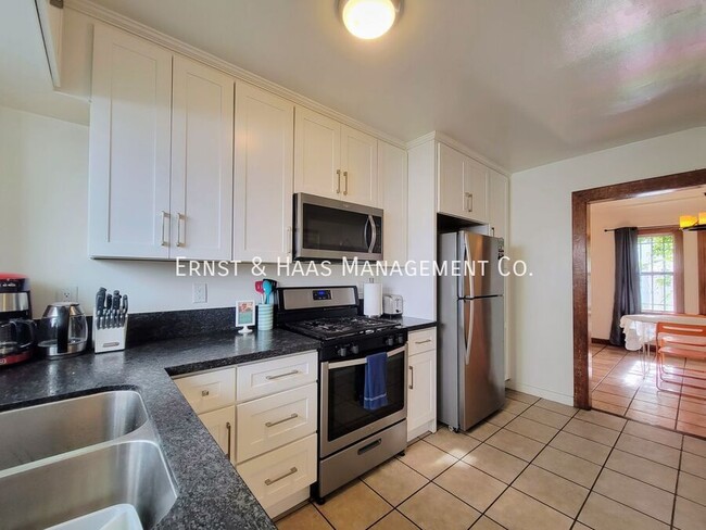 Building Photo - 1911 Cedar Ave