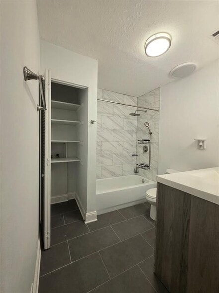 Building Photo - 3460 Meadowview Dr